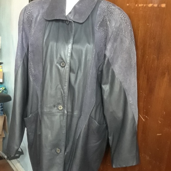 Beautiful Leather Coat, size L - Picture 2 of 7